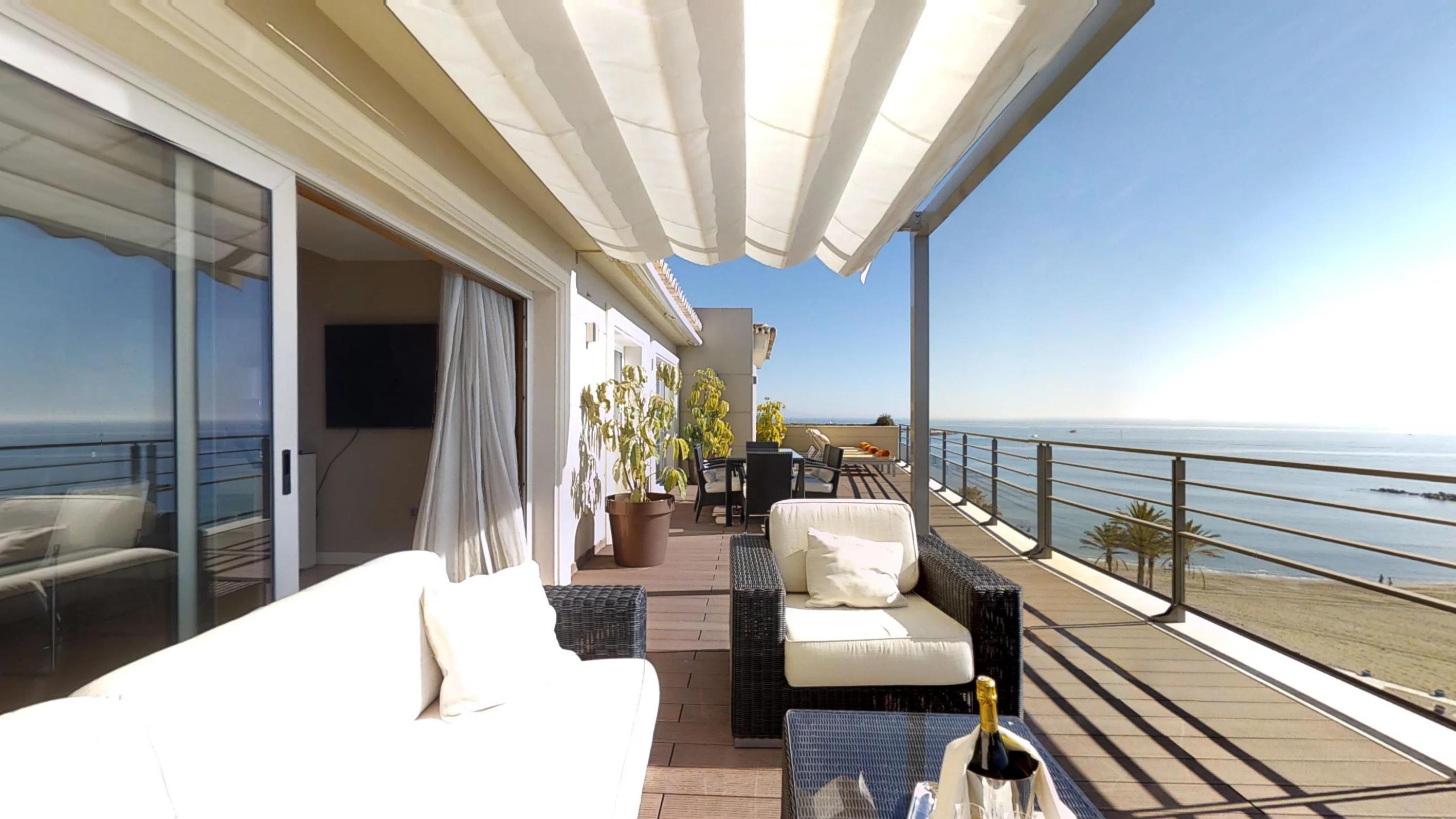 Vincci Seleccion Aleysa Hotel Benalmádena Kültér fotó A balcony with a retractable awning