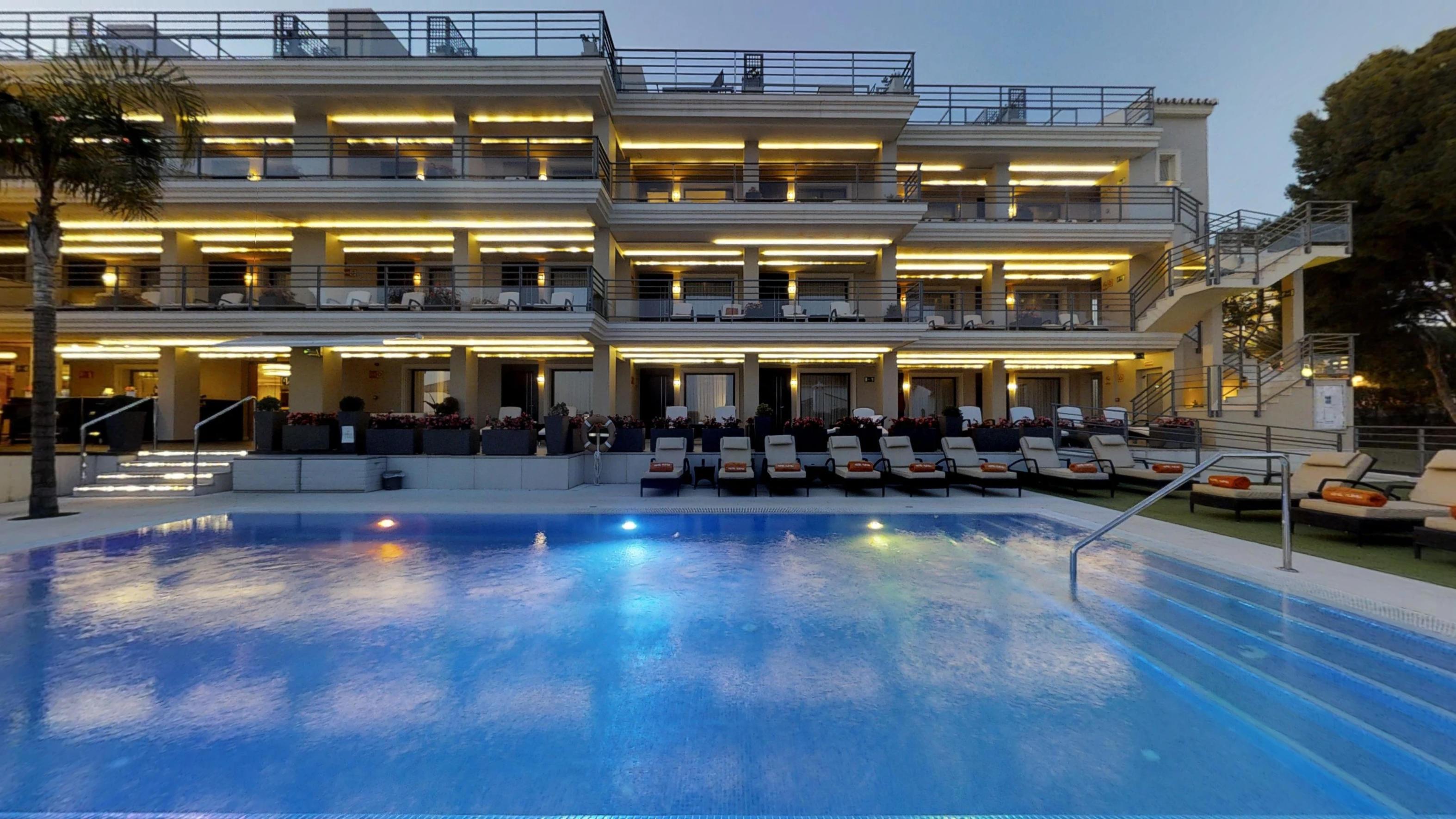 Vincci Seleccion Aleysa Hotel Benalmádena Kültér fotó The hotel's pool