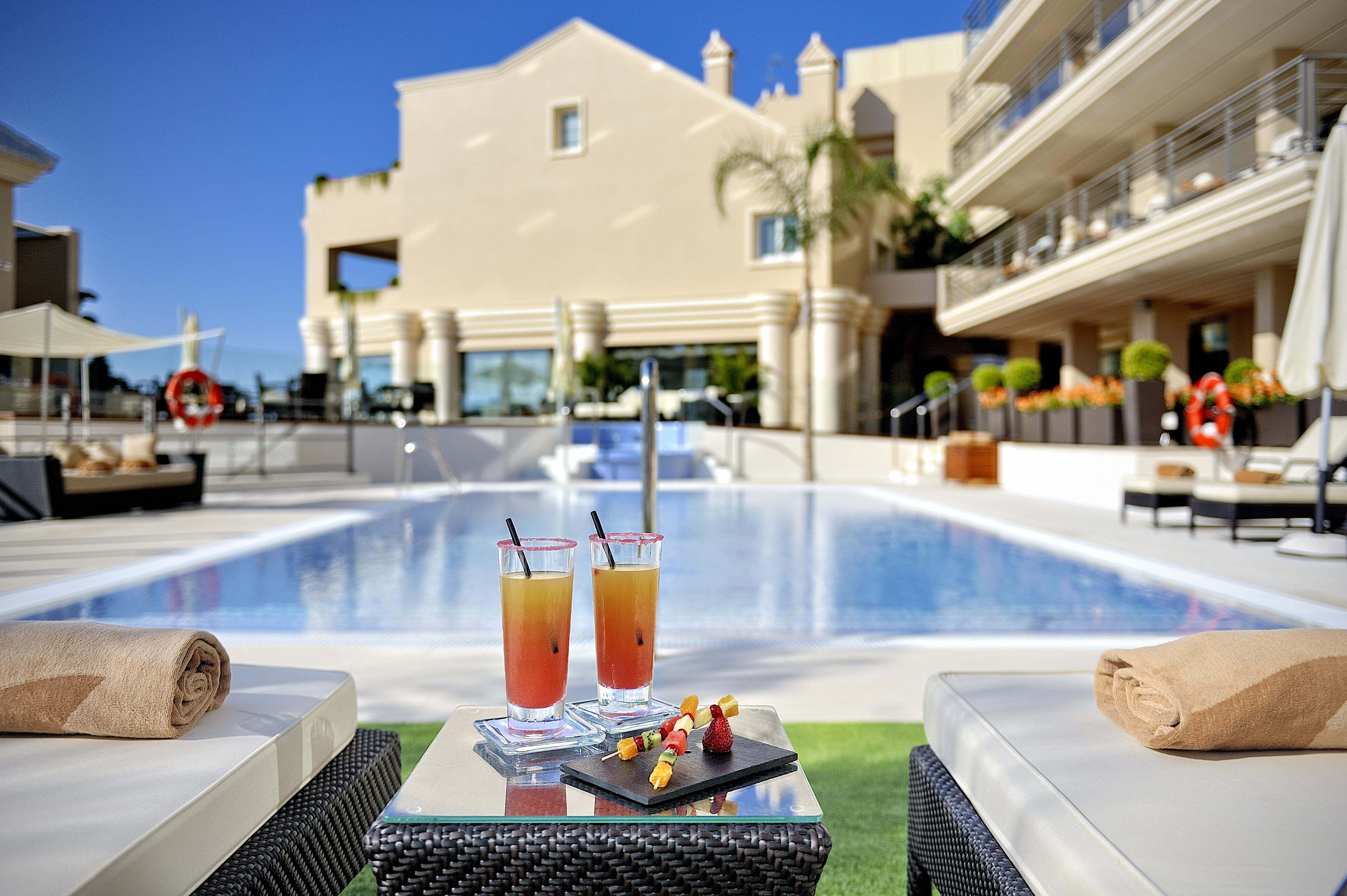 Vincci Seleccion Aleysa Hotel Benalmádena Kültér fotó The pool at the hotel