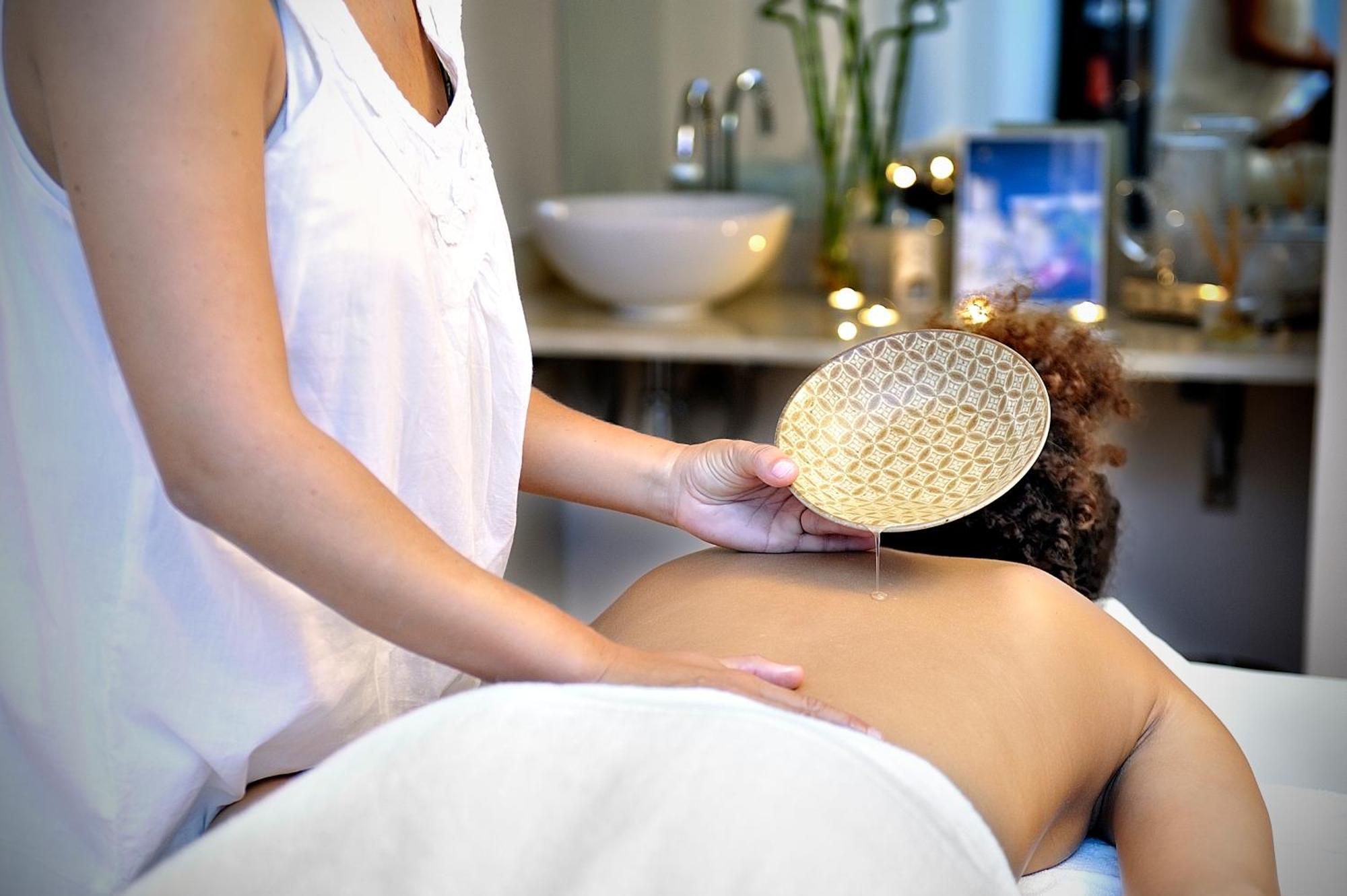 Vincci Seleccion Aleysa Hotel Benalmádena Kültér fotó A practitioner performing a massage with a flower of life massage stone
