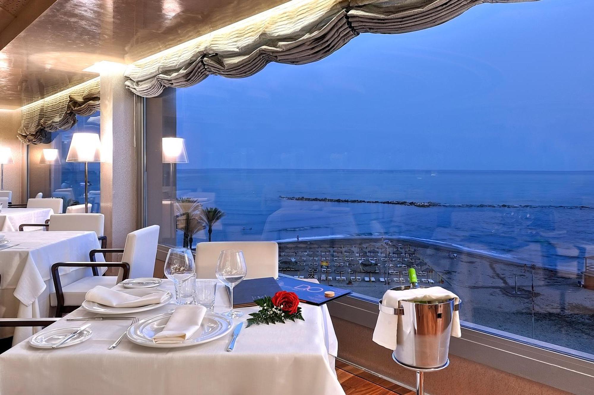 Vincci Seleccion Aleysa Hotel Benalmádena Kültér fotó Restaurant
