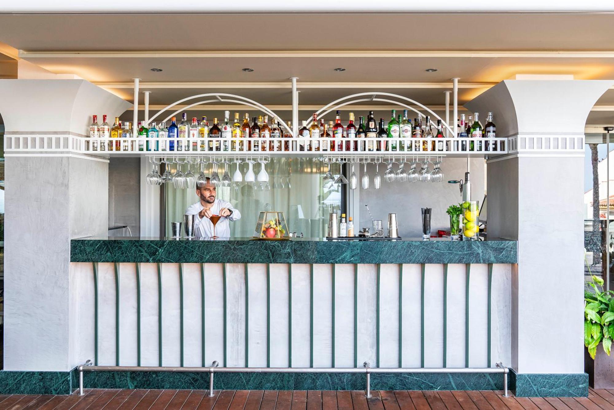 Vincci Seleccion Aleysa Hotel Benalmádena Kültér fotó The bar at the Sky Bar