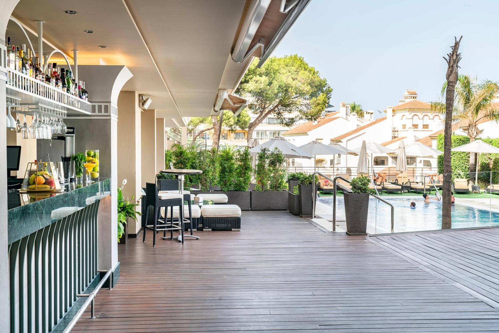 Vincci Seleccion Aleysa Hotel Benalmádena Kültér fotó The hotel's rooftop bar