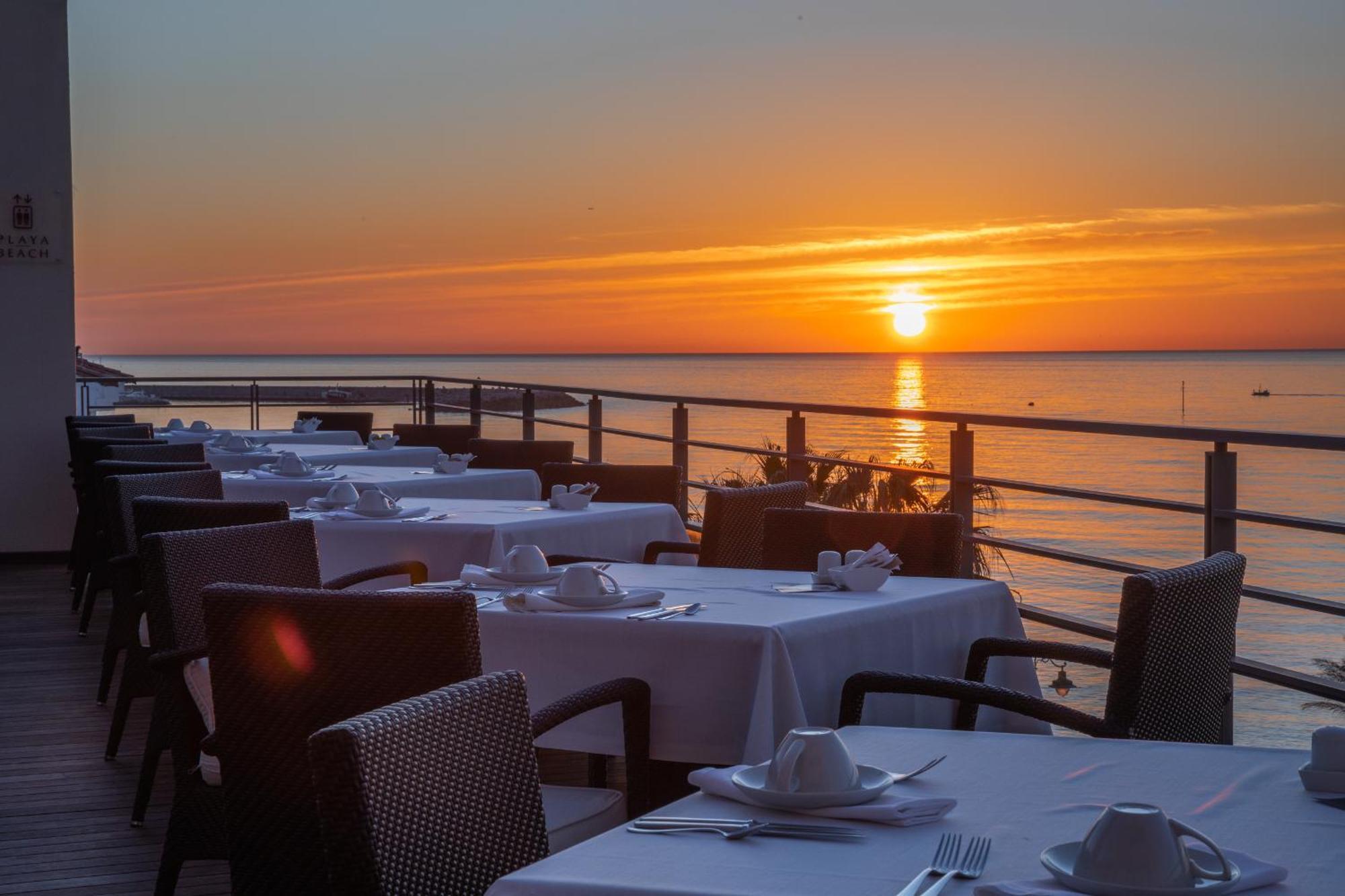 Vincci Seleccion Aleysa Hotel Benalmádena Kültér fotó Sunset at the restaurant