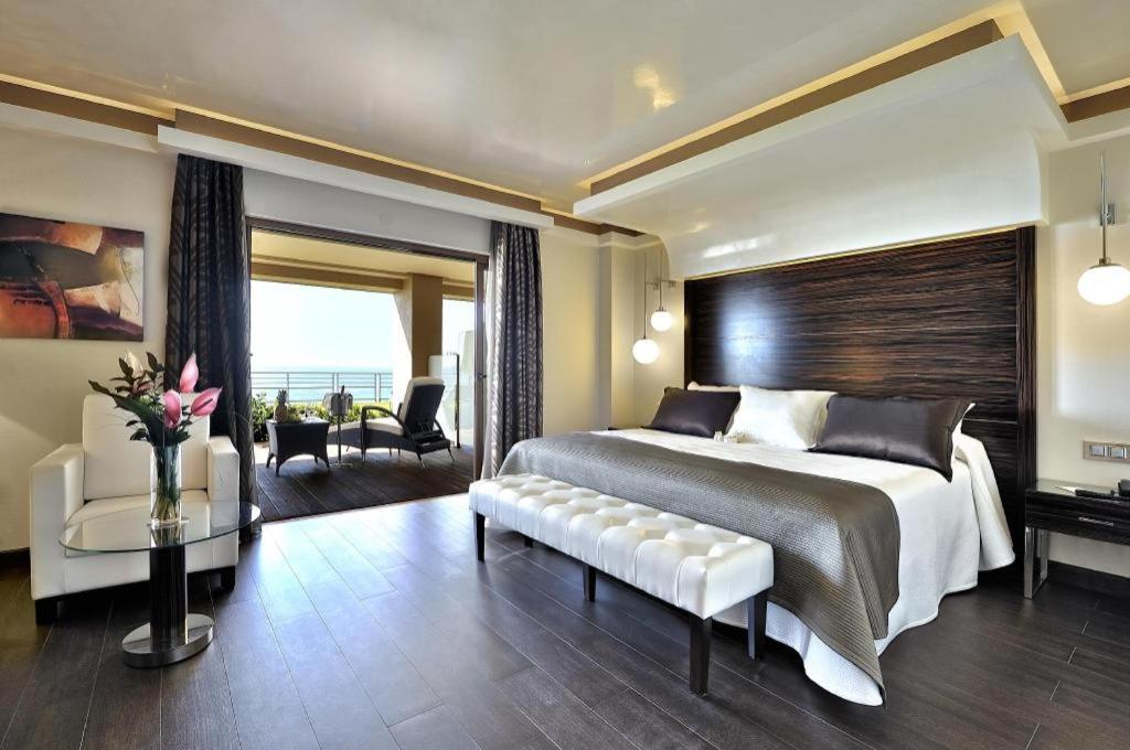 Vincci Seleccion Aleysa Hotel Benalmádena Kültér fotó A bedroom at the hotel